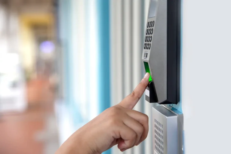 Sécurité et confort : Pourquoi choisir une serrure à digicode avec LM Fermetures ?